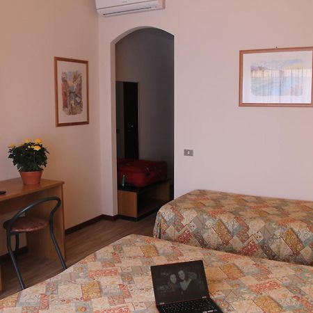 Aries Hotel Lesa Kamer foto