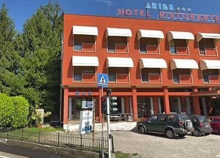 Aries Hotel Lesa Buitenkant foto