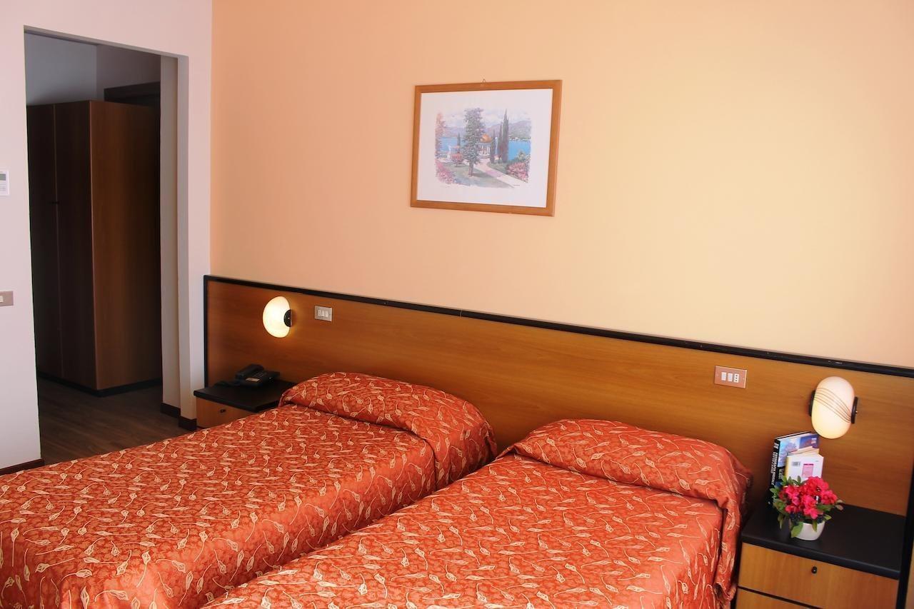 Aries Hotel Lesa Buitenkant foto