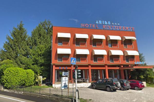 Aries Hotel Lesa Buitenkant foto