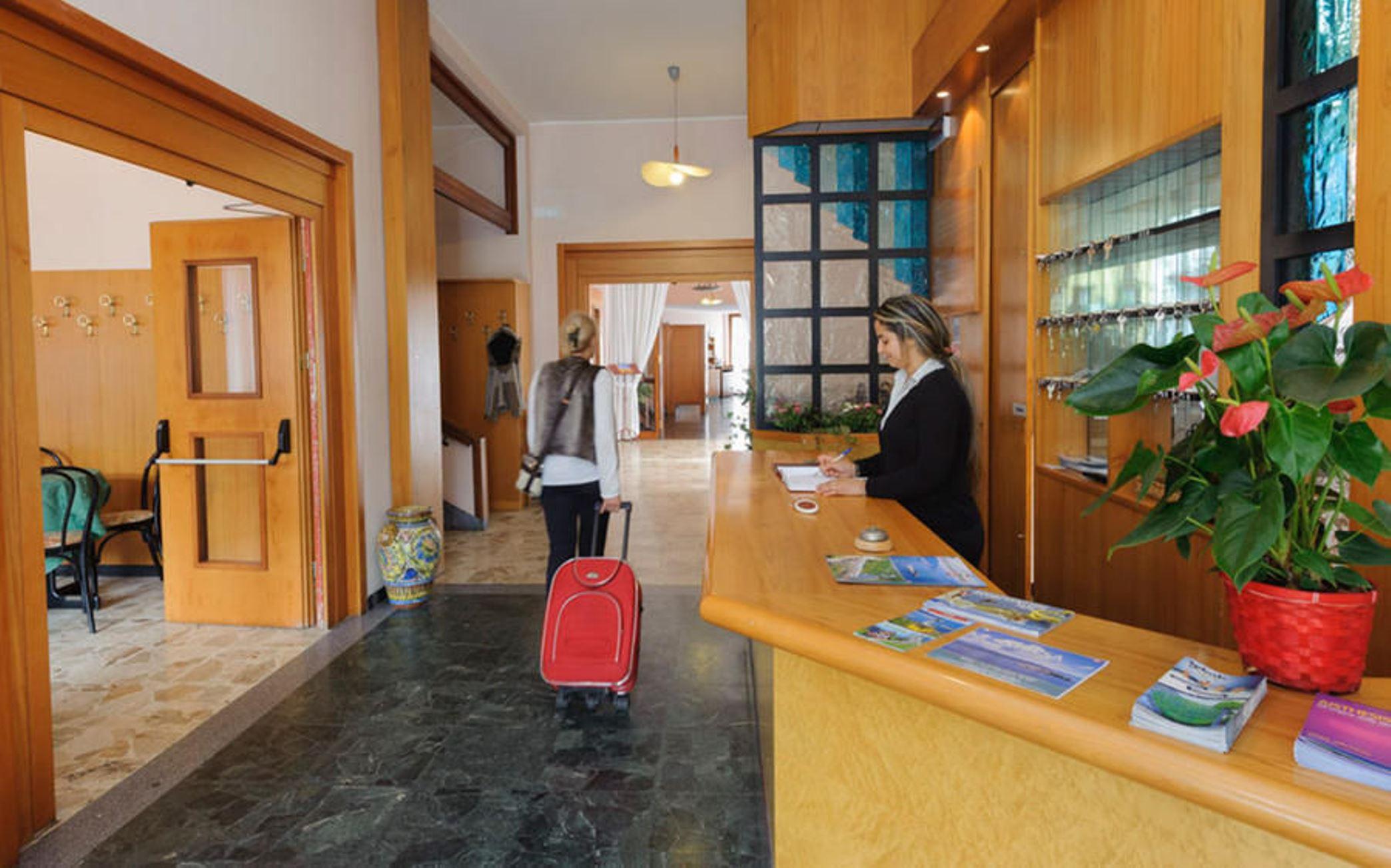 Aries Hotel Lesa Buitenkant foto
