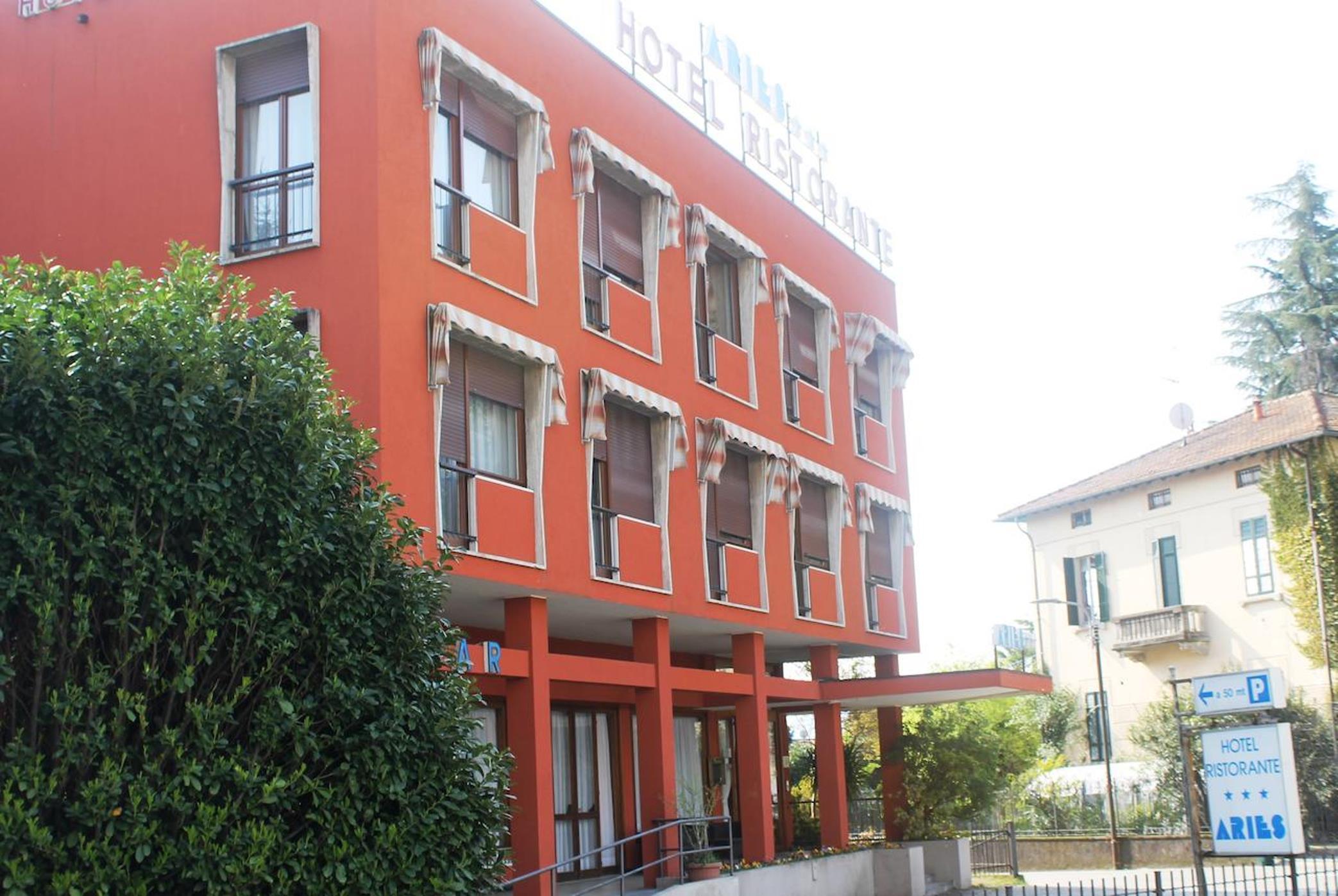 Aries Hotel Lesa Buitenkant foto