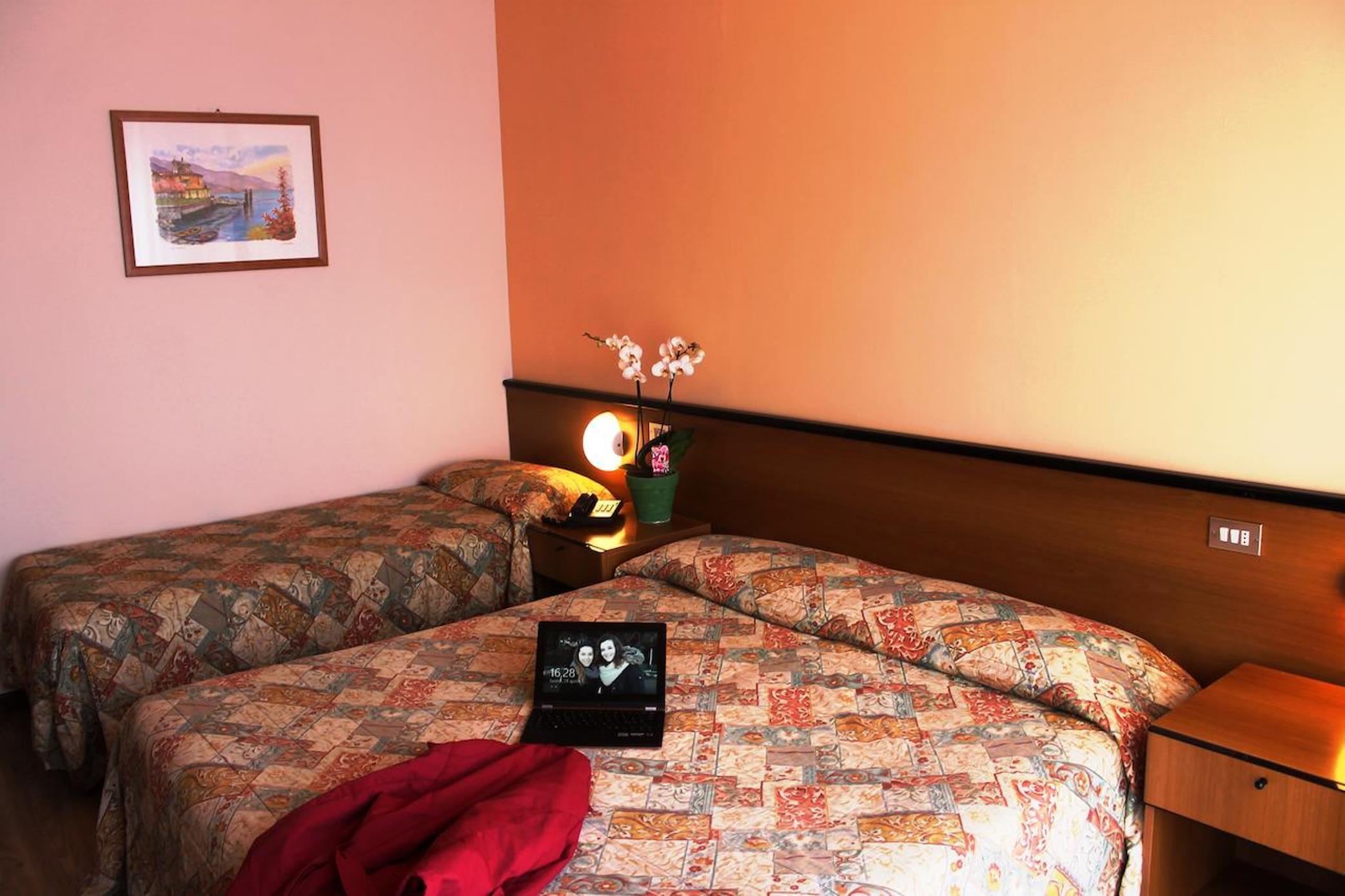 Aries Hotel Lesa Buitenkant foto