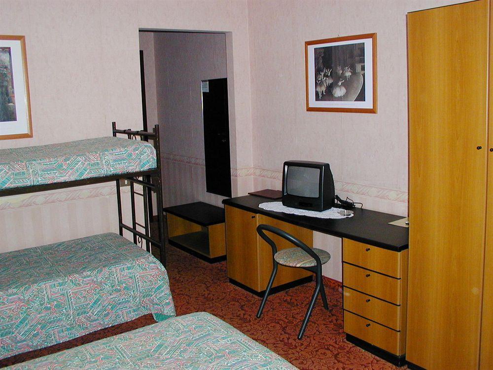 Aries Hotel Lesa Buitenkant foto