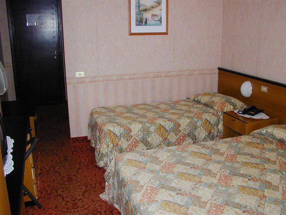 Aries Hotel Lesa Buitenkant foto