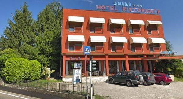 Aries Hotel Lesa Buitenkant foto