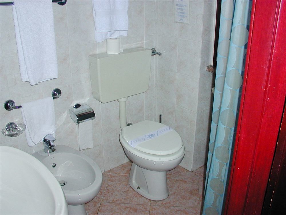 Aries Hotel Lesa Buitenkant foto