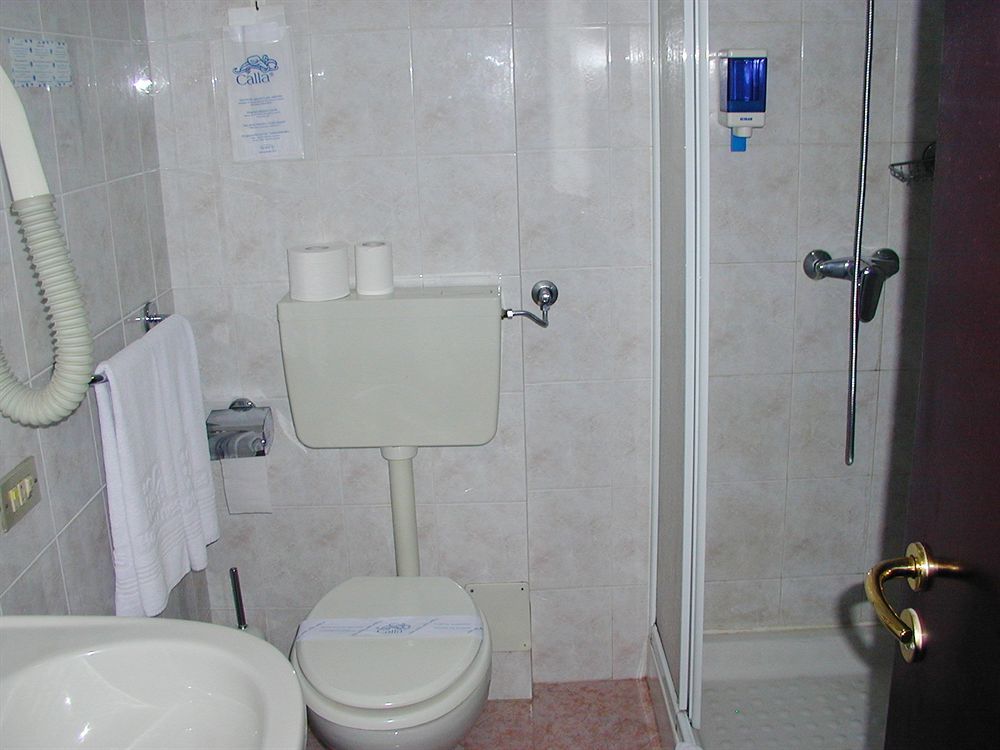 Aries Hotel Lesa Buitenkant foto