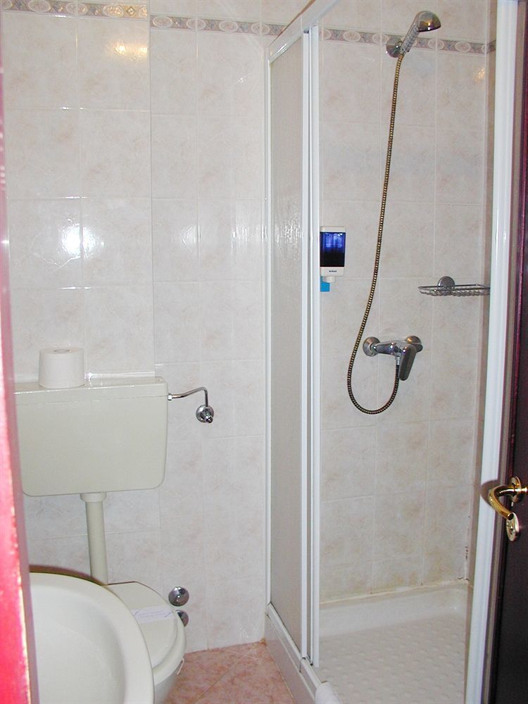 Aries Hotel Lesa Buitenkant foto