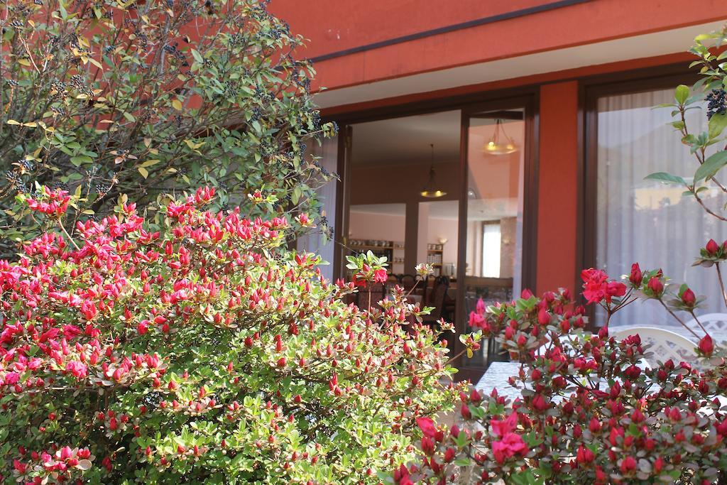 Aries Hotel Lesa Buitenkant foto