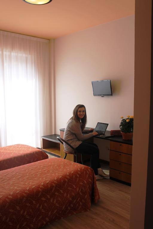 Aries Hotel Lesa Buitenkant foto