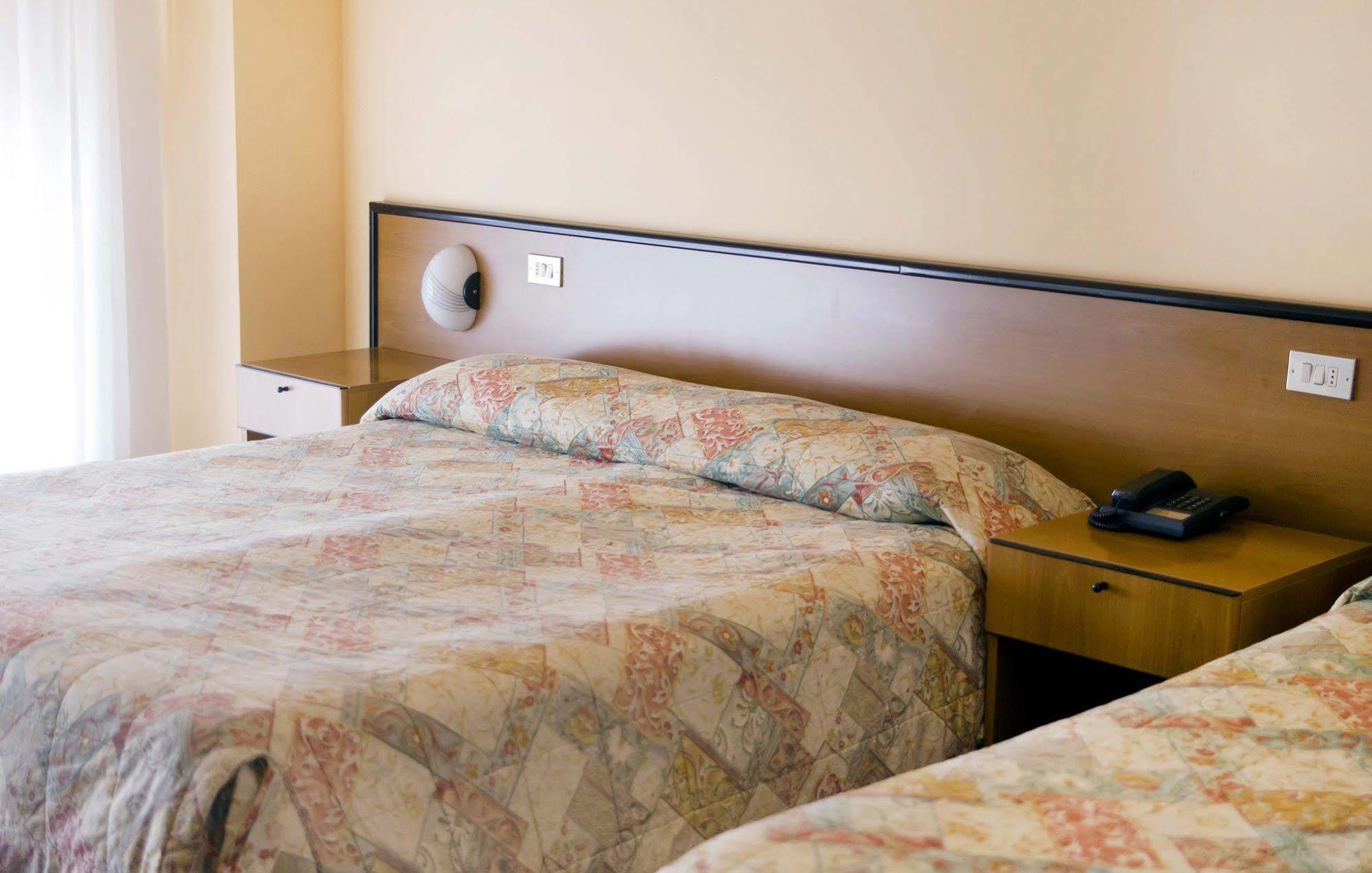 Aries Hotel Lesa Buitenkant foto