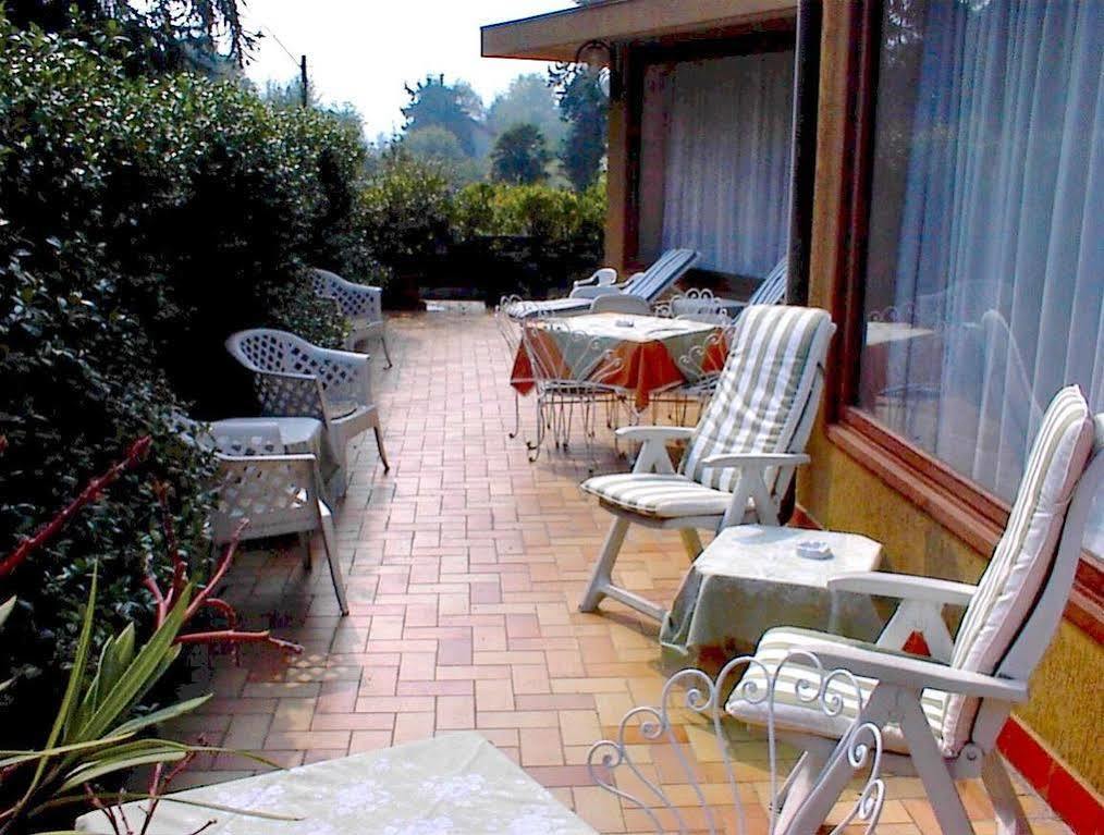 Aries Hotel Lesa Buitenkant foto