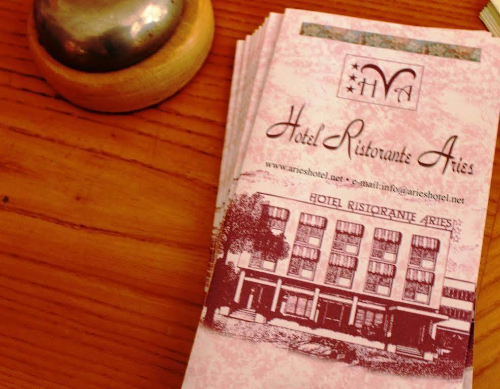 Aries Hotel Lesa Buitenkant foto