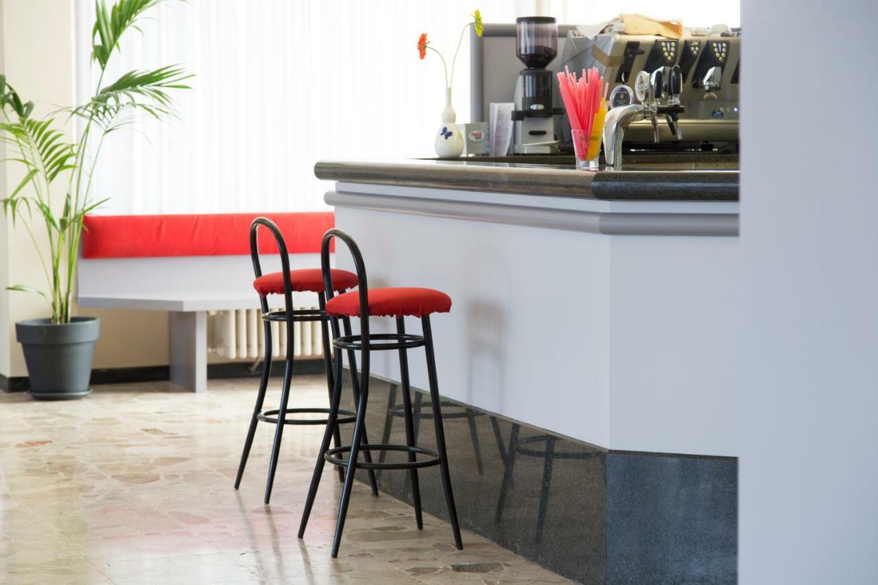 Aries Hotel Lesa Buitenkant foto