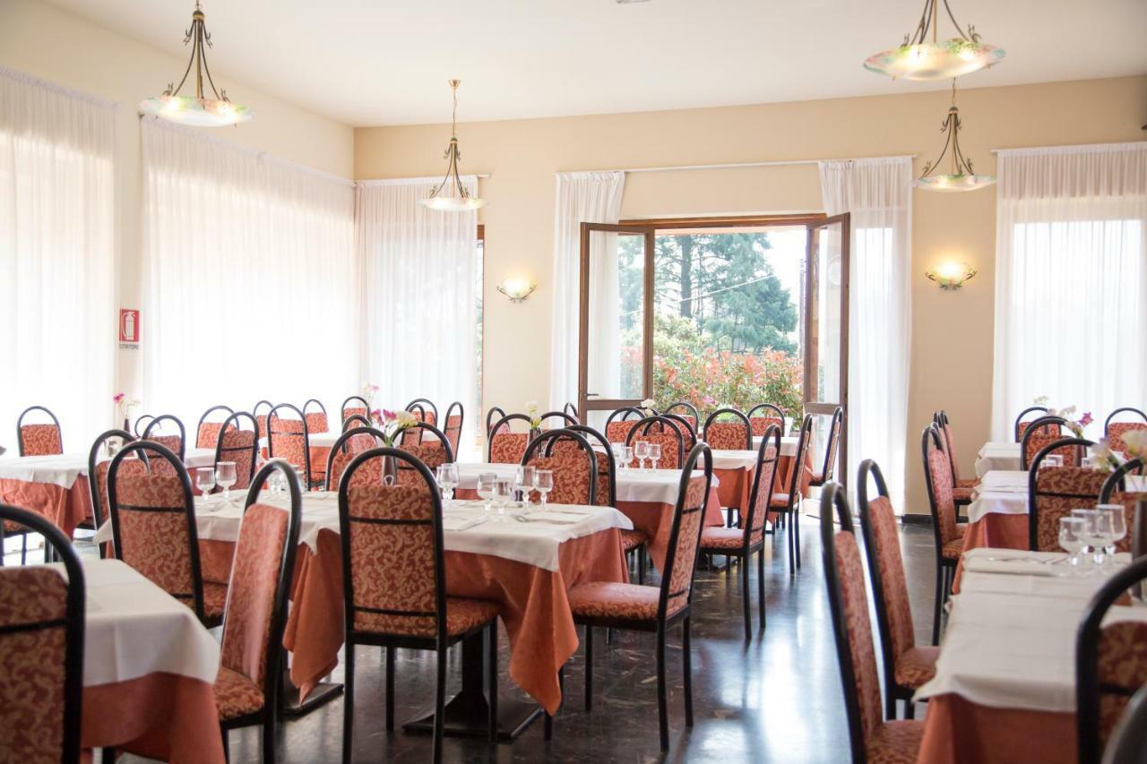 Aries Hotel Lesa Buitenkant foto
