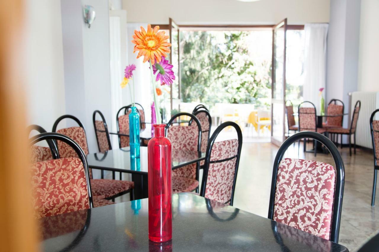 Aries Hotel Lesa Buitenkant foto