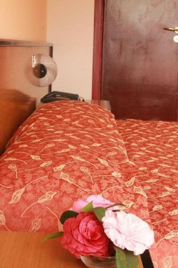 Aries Hotel Lesa Buitenkant foto