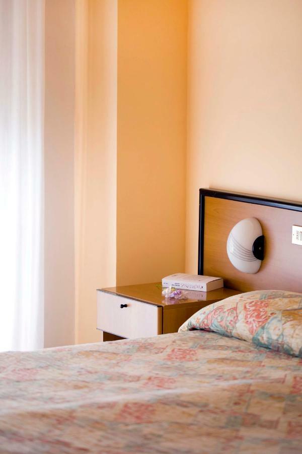 Aries Hotel Lesa Buitenkant foto