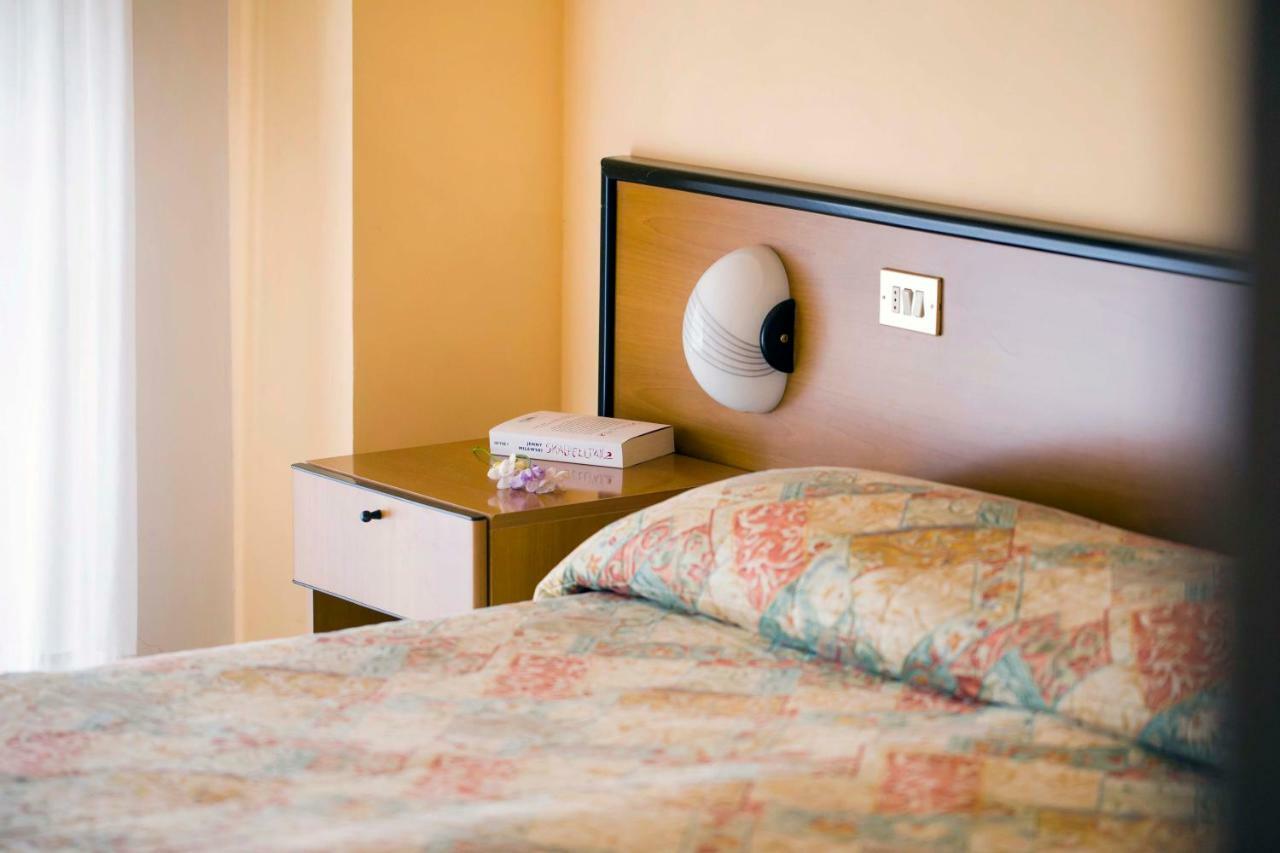 Aries Hotel Lesa Buitenkant foto